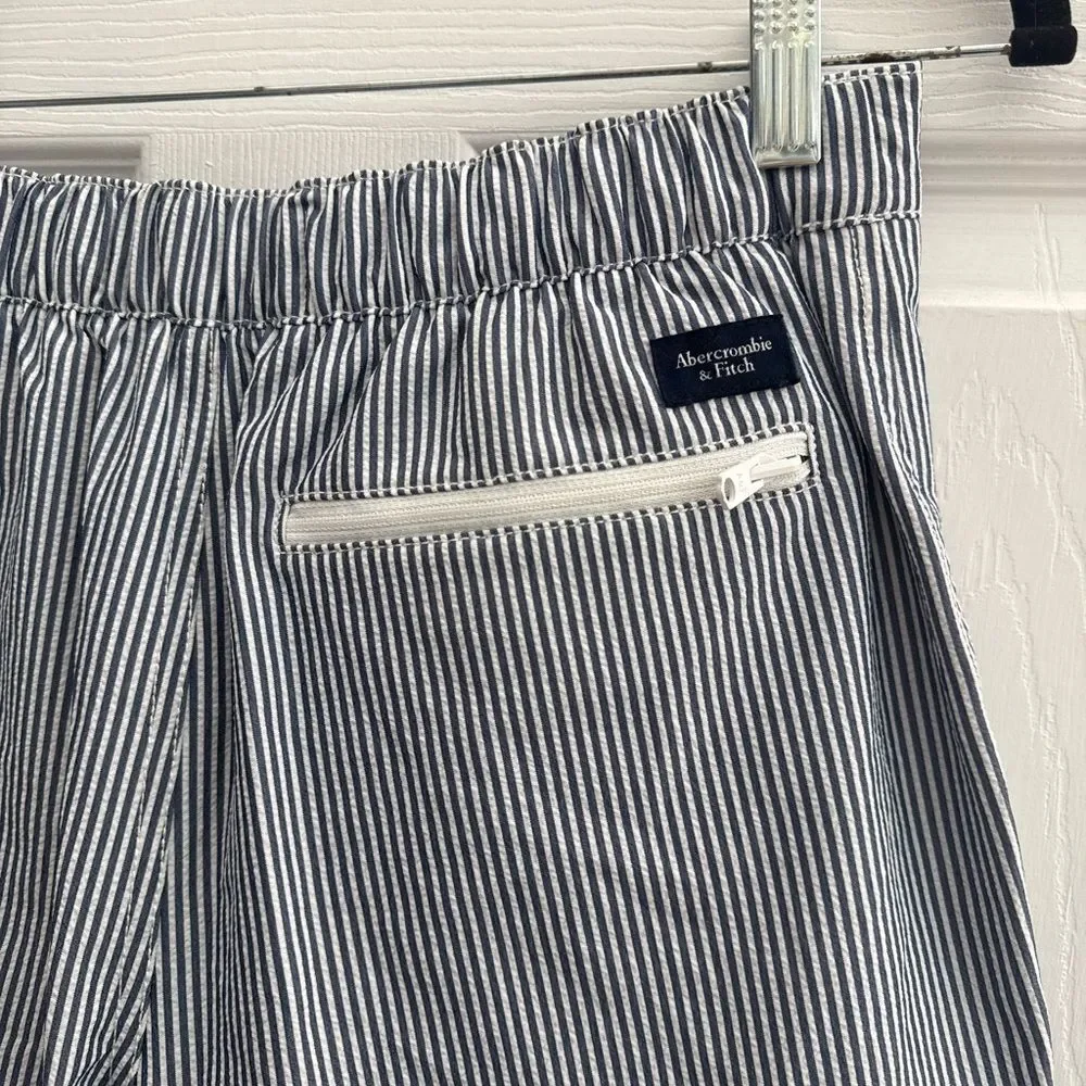 Abercrombie & fitch women’s stripped lined white and blue shorts size XS